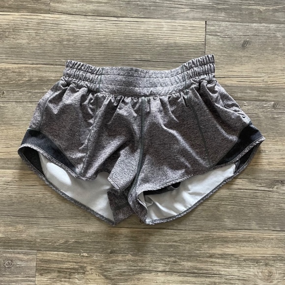 Lululemon Hotty Hot 2.5 shorts - Picture 1 of 2